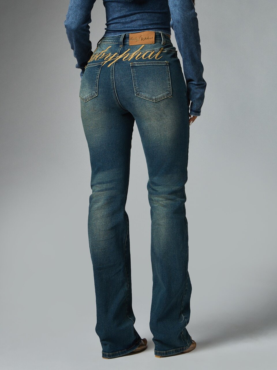 BABYPHAT Bestickte Bootcut-Jeans mit Katzen-Logo-Detail, mittlere Taille, Vintage-Waschung, Denim, volle Länge, ausgestelltes Bein, Y2K-Stil