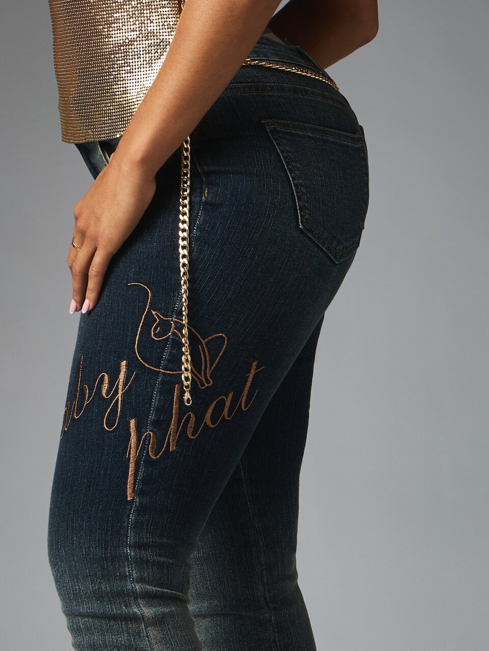 BABYPHAT Jeans a zampa d'elefante con logo ricamato in oro e grafica di gatto, vita bassa, denim lavaggio scuro con dettaglio a catena, lunghezza intera
