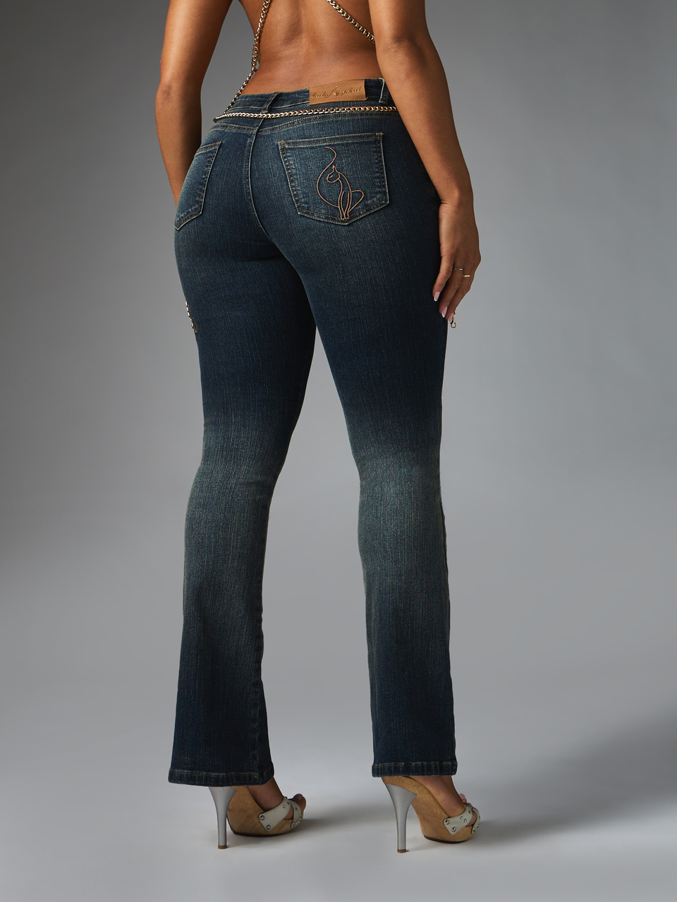 BABYPHAT Jeans a zampa d'elefante con logo ricamato in oro e grafica di gatto, vita bassa, denim lavaggio scuro con dettaglio a catena, lunghezza intera