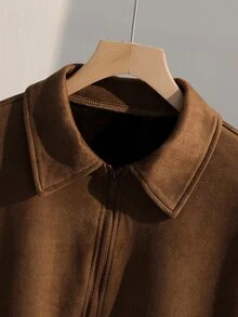 SHEIN 青少年復古棕色麂皮翻領夾克，寬鬆落肩版型修飾身形顯瘦，不限制少女活動。翻領＋拉鍊與鈕扣雙重設計，穿脫方便。短版高腰剪裁，完美搭配牛仔褲與百褶裙 - 棕色 - 查看 7