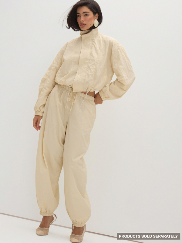 MUSEYN Cream Funnel Neck Boxy Fit Elastic Hem Jacket