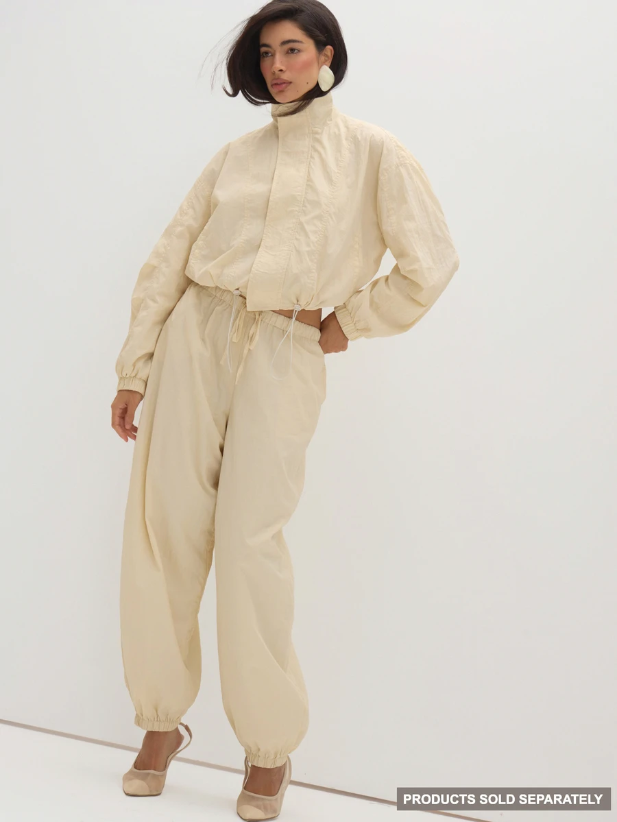 MUSEYN Jaket Krem Model Corong Leher Bulat Potongan Boxy dengan Hem Elastis - Aprikot - View 1