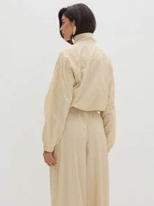 MUSEYN Jaket Krem Model Corong Leher Bulat Potongan Boxy dengan Hem Elastis - Aprikot - View 4