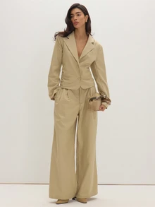 MUSEYN Blazer Jas Beige Tenun dengan Bantalan Bahu Terstruktur dan Detail Pengikat di Bagian Belakang - Khaki - View 2