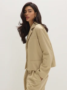 MUSEYN Blazer Jas Beige Tenun dengan Bantalan Bahu Terstruktur dan Detail Pengikat di Bagian Belakang - Khaki - View 4