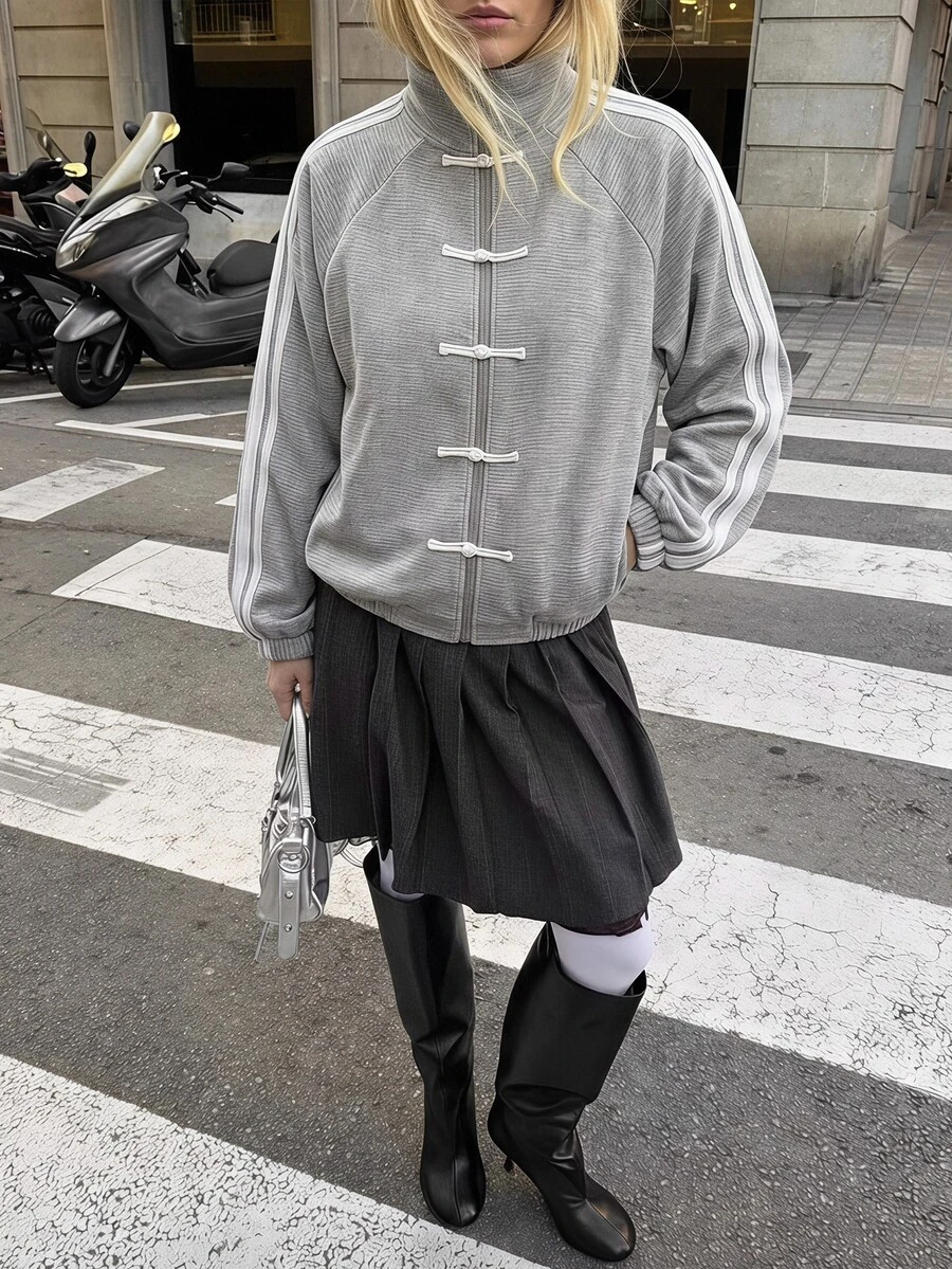 女款秋季灰色條紋側拉鍊運動外套,中式盤扣立領休閒街頭運動夾克 - 灰色 - 查看 1