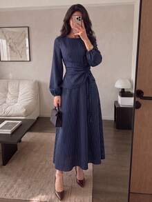 Modelyn 春秋款垂直條紋收腰抽繩船領燈籠袖時尚優雅百搭修身顯瘦女款洋裝 - 藏蓝色 - 查看 6
