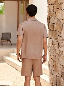 Mercer Haus GOLDREDY 男士時尚復古亞麻紋理面料翻領短袖襯衫與配套短褲套裝 - 駝色 - 查看 2