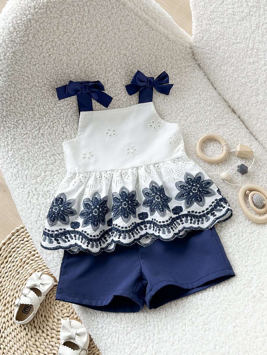 SHEIN Playful Pals 2件組女嬰幼兒/新生兒0-3歲春夏休閒日常可愛度假條紋蝴蝶結圖案背心上衣+短褲套裝 - 藍白色 - 查看 1