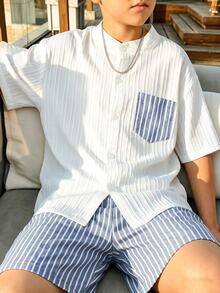 男童休閒藍色套裝 夏季新款 韓版帥氣簡約立領套頭上衣 短袖純白襯衫搭配藍白條紋對比口袋 + 藍白條紋休閒短褲 2件套，適合日常穿著、上學、購物、用餐、派對等場合 - 白色 - 查看 2