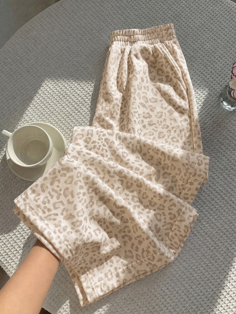 SHEIN EZwear 女款休閒復古迷彩豹紋中腰寬鬆長褲，飄逸短褲，返校必備，適合日常通勤、約會、派對、秋冬/夏季、聖誕節、新年、感恩節、婚禮、海灘、畢業典禮等場合，時尚優雅休閒，適合外出約會、通勤，亮眼 - 彩色 - 查看 1