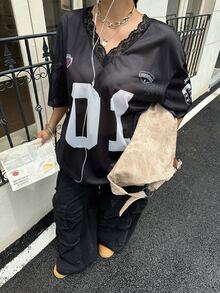 Muchica 大尺碼女款數位印花拼接蕾絲V領落肩袖休閒T恤 - 黑色 - 查看 6