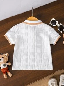 SHEIN 法式風格男嬰夏季淺米色短袖 Polo 衫，前胸飾有精緻小熊刺繡，可愛時尚，百搭百搭，經典時尚，適合上學、出遊、玩耍等場合 - 白色 - 查看 2