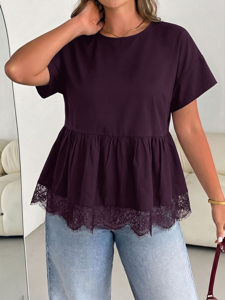 SHEIN Essnce 大尺碼女款春夏時尚休閒寬鬆涼爽舒適日常基本百搭顯瘦黑色蕾絲飾邊下擺短袖娃娃上衣,外出上衣,極簡風,蕾絲飾邊黑色上衣,夏季襯衫 - 中紫紅色 - 查看 1