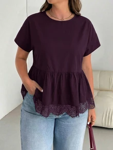 SHEIN Essnce 大尺碼女款春夏時尚休閒寬鬆涼爽舒適日常基本百搭顯瘦黑色蕾絲飾邊下擺短袖娃娃上衣，外出上衣，極簡風，蕾絲飾邊黑色上衣，夏季襯衫 - 中紫紅色 - 查看 5