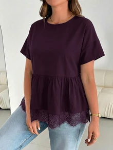 SHEIN Essnce 大尺碼女款春夏時尚休閒寬鬆涼爽舒適日常基本百搭顯瘦黑色蕾絲飾邊下擺短袖娃娃上衣，外出上衣，極簡風，蕾絲飾邊黑色上衣，夏季襯衫 - 中紫紅色 - 查看 3