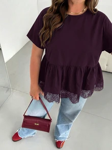 SHEIN Essnce 大尺碼女款春夏時尚休閒寬鬆涼爽舒適日常基本百搭顯瘦黑色蕾絲飾邊下擺短袖娃娃上衣，外出上衣，極簡風，蕾絲飾邊黑色上衣，夏季襯衫 - 中紫紅色 - 查看 4