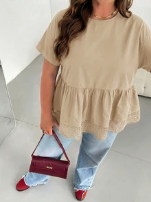SHEIN Essnce 大尺碼女款春夏時尚休閒寬鬆涼爽舒適日常基本百搭顯瘦黑色蕾絲飾邊下擺短袖娃娃上衣，外出上衣，極簡風，蕾絲飾邊黑色上衣，夏季襯衫 - 杏色 - 查看 5