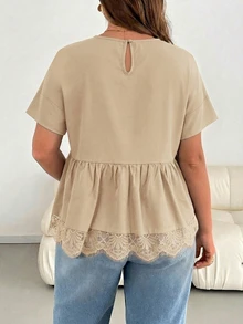 SHEIN Essnce 大尺碼女款春夏時尚休閒寬鬆涼爽舒適日常基本百搭顯瘦黑色蕾絲飾邊下擺短袖娃娃上衣，外出上衣，極簡風，蕾絲飾邊黑色上衣，夏季襯衫 - 杏色 - 查看 3