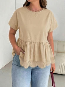 SHEIN Essnce 大尺碼女款春夏時尚休閒寬鬆涼爽舒適日常基本百搭顯瘦黑色蕾絲飾邊下擺短袖娃娃上衣，外出上衣，極簡風，蕾絲飾邊黑色上衣，夏季襯衫 - 杏色 - 查看 6