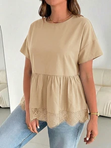 SHEIN Essnce 大尺碼女款春夏時尚休閒寬鬆涼爽舒適日常基本百搭顯瘦黑色蕾絲飾邊下擺短袖娃娃上衣，外出上衣，極簡風，蕾絲飾邊黑色上衣，夏季襯衫 - 杏色 - 查看 4
