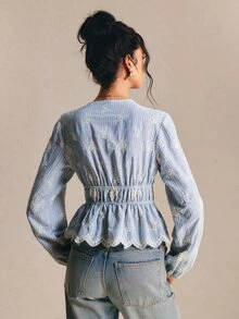 Poéselle 女款V領條紋花卉刺繡圖案休閒日常穿著襯衫，長袖襯衫，荷葉邊襯衫，秋季 - 藍白色 - 查看 2
