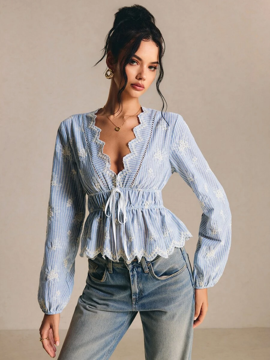 Poéselle 女款V領條紋花卉刺繡圖案休閒日常穿著襯衫,長袖襯衫,荷葉邊襯衫,秋季 - 藍白色 - 查看 1