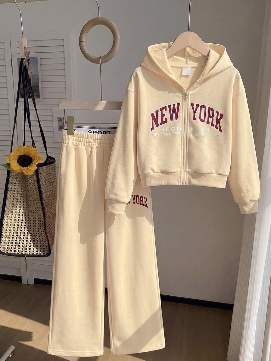 SHEIN 少女美式復古風淺杏色連帽拉鍊上衣,對比字母印花,羅紋下擺與袖口,搭配字母織帶腰帶與側邊字母印花寬鬆直筒長褲,2件套,薄抓絨內裡,秋冬款,適合上學、休閒外出與旅行 - 杏色 - 查看 1
