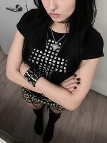 IslaSuriya 哥德風 Grunge 龐克搖滾嘻哈女款短袖 T 恤 性感修身時尚休閒基本款短版上衣 Y2K 女孩服飾 萬聖節 - 黑色 - 查看 3
