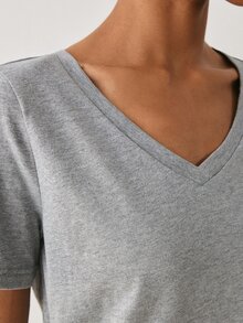 YARNWELL 女款純色V領短袖休閒寬鬆版型T恤 - 灰色 - 查看 4