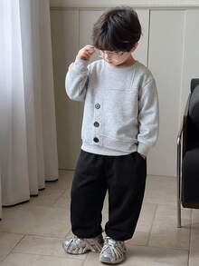 SHEIN Little Byeori 2件組兒童小男孩裝飾鈕扣解構拼接設計針織軟綿圓領長袖套頭衛衣＋鬆緊腰長褲，保暖內裡刷毛加厚款，適合冬季 - 灰色 - 查看 2
