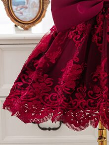 SHEIN 女嬰酒紅色緞面花童禮服，嬰兒厚實花卉刺繡蕾絲公主裙，附大蝴蝶結，適合1歲生日派對 - 紅色 - 查看 7