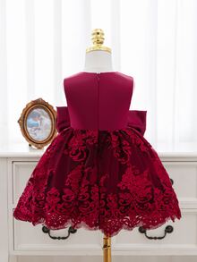 SHEIN 女嬰酒紅色緞面花童禮服，嬰兒厚實花卉刺繡蕾絲公主裙，附大蝴蝶結，適合1歲生日派對 - 紅色 - 查看 3