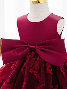 SHEIN 女嬰酒紅色緞面花童禮服，嬰兒厚實花卉刺繡蕾絲公主裙，附大蝴蝶結，適合1歲生日派對 - 紅色 - 查看 6