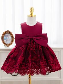 SHEIN 女嬰酒紅色緞面花童禮服，嬰兒厚實花卉刺繡蕾絲公主裙，附大蝴蝶結，適合1歲生日派對 - 紅色 - 查看 8