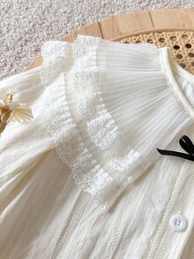 SHEIN 女童粉色單層蕾絲荷葉領襯衫，前胸固定黑色蝴蝶結，抽褶燈籠長袖，公主風，春秋款 - 白色 - 查看 8