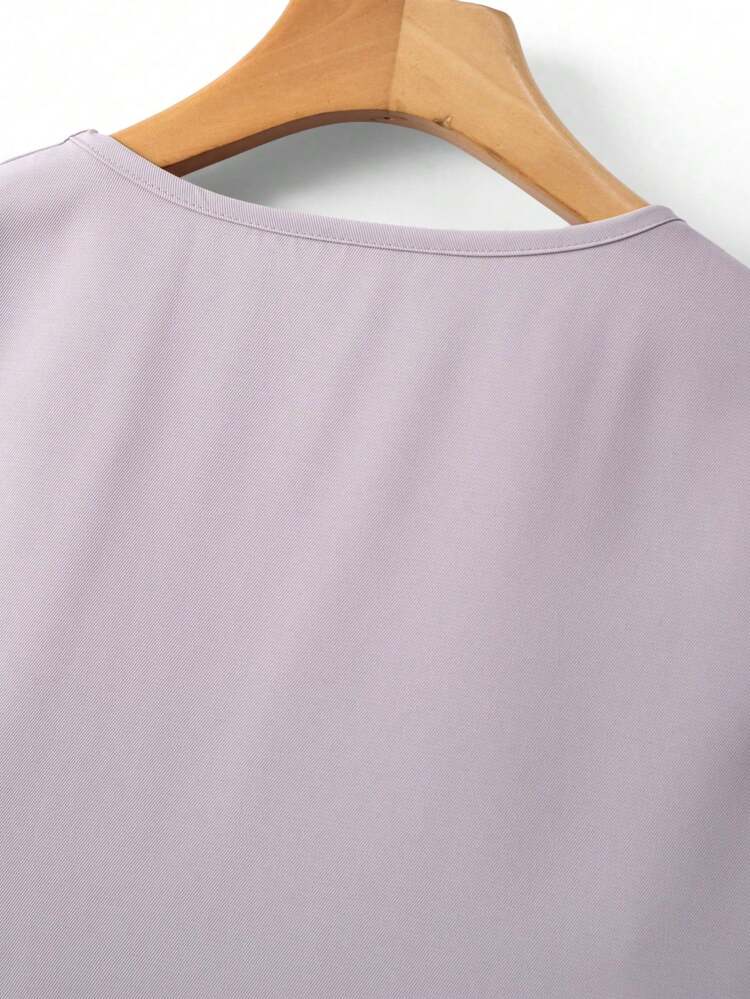GlowEve CURVE طقم نسائي مقاس كبير من قطعتين بتصميم أنيق بلون موحد، توب بدون أكمام بياقة دائرية وأزرار معدنية مع تنورة طويلة بكسرات بقصة A-خط، مناسب للربيع والصيف وإطلالات العمل الكاجوال والتنقل اليومي - أرجواني مغبر - مشاهدة 5