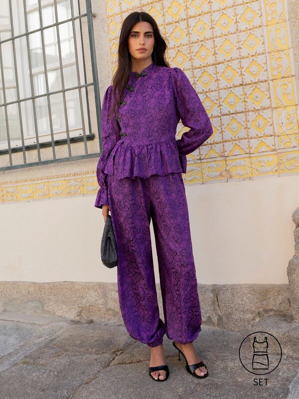 Nöista Damset med blommig topp i lila toner, krage, banddetalj, peplum och volangmanschetter, matchande byxor, elegant lyxset för bröllösgäst, höst och vinter