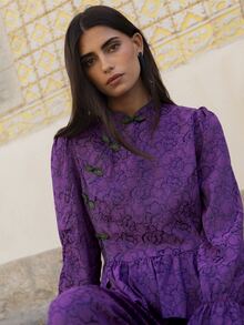Nöista Setelan Motif Bunga Warna Ungu yang Serasi, Terdiri dari Atasan Peplum dengan Manset Berkerut dan Celana Panjang yang Senada. Busana Elegan untuk Tamu Pernikahan, Sempurna untuk Acara... - Purple - View 2