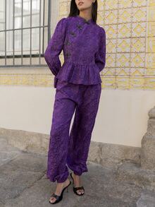 Nöista Setelan Motif Bunga Warna Ungu yang Serasi, Terdiri dari Atasan Peplum dengan Manset Berkerut dan Celana Panjang yang Senada. Busana Elegan untuk Tamu Pernikahan, Sempurna untuk Acara... - Purple - View 5