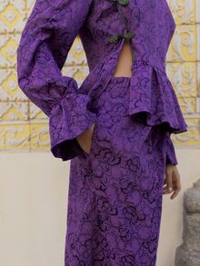 Nöista Setelan Motif Bunga Warna Ungu yang Serasi, Terdiri dari Atasan Peplum dengan Manset Berkerut dan Celana Panjang yang Senada. Busana Elegan untuk Tamu Pernikahan, Sempurna untuk Acara... - Purple - View 9