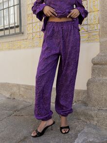 Nöista Setelan Motif Bunga Warna Ungu yang Serasi, Terdiri dari Atasan Peplum dengan Manset Berkerut dan Celana Panjang yang Senada. Busana Elegan untuk Tamu Pernikahan, Sempurna untuk Acara... - Purple - View 4