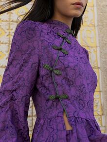 Nöista Setelan Motif Bunga Warna Ungu yang Serasi, Terdiri dari Atasan Peplum dengan Manset Berkerut dan Celana Panjang yang Senada. Busana Elegan untuk Tamu Pernikahan, Sempurna untuk Acara... - Purple - View 6