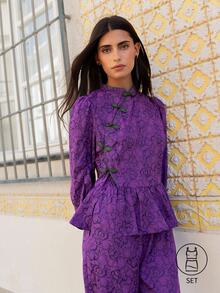 Nöista Setelan Motif Bunga Warna Ungu yang Serasi, Terdiri dari Atasan Peplum dengan Manset Berkerut dan Celana Panjang yang Senada. Busana Elegan untuk Tamu Pernikahan, Sempurna untuk Acara... - Purple - View 3