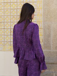 Nöista Setelan Motif Bunga Warna Ungu yang Serasi, Terdiri dari Atasan Peplum dengan Manset Berkerut dan Celana Panjang yang Senada. Busana Elegan untuk Tamu Pernikahan, Sempurna untuk Acara... - Purple - View 8