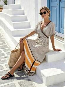 SHEIN Holidaya 夏季新品：V领优雅连衣裙——短袖，撞色宽窄条纹，宽松长款廓形。这款法式复古单品融合了度假风情与职场优雅，A字版型更显修身显瘦。 - 彩色 - 查看 6