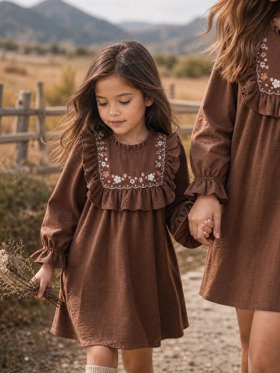SHEIN Vestido casual para niña joven de tejido de unicolor con estampado floral y bajo con volantes - Café integral - Ver 1