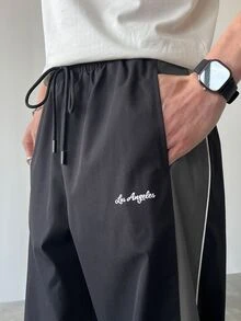 Manfinity EMRG 男士时尚宽松抽绳腰裤，侧边拼色设计。男士阔腿裤，男士直筒裤。适合日常穿着、外出、运动休闲、上学、派对、音乐节、休闲。可作为送给朋友、男朋友、秋季的礼物。 - 黑色 - 查看 6