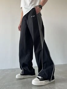 Manfinity EMRG 男士时尚宽松抽绳腰裤，侧边拼色设计。男士阔腿裤，男士直筒裤。适合日常穿着、外出、运动休闲、上学、派对、音乐节、休闲。可作为送给朋友、男朋友、秋季的礼物。 - 黑色 - 查看 4