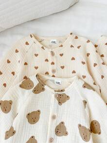 SHEIN Vintaside Kids 女嬰秋季奶油米色甜美韓風輕量棉紗襯衫套裝，熊與愛心印花長袖上衣搭配休閒長褲多件套，寬鬆舒適日常穿著，韓式極簡百搭日常外出穿搭，秋冬理想服裝套裝 - 杏色 - 查看 9